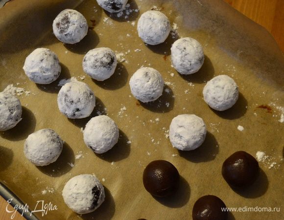 Затем эти шарики обвалять в сахарной пудре, снова уложить на поднос и поставить в холодильник на полчаса.   