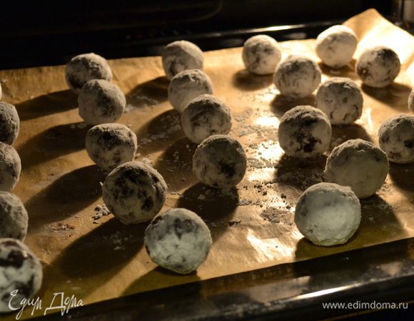 Тем временем включить разогреваться духовку на 180 С. По истечении получаса, шарики из теста переложить на поднос на расстоянии 2,5 см (внимание! на фото - первая партия печенья (хотелось побыстрее их уже попробовать! ))))), шарики из теста расположены слишком близко, поэтому в процессе выпечки они кое-где посклеивались, пришлось из разрезать... В последствии я их располагала на бОльшем расстоянии друг от друга!)