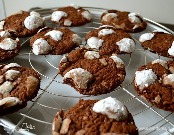 Выпекать печенье 10-12 минут при 180 С. Печенье приобретет расплющенную форму, собственно, печенья... )))) и на нем останутся "пузырики" из сахарной пудры, которые при надкусывании будут похрустывать!.... Готовое печенье достать и остудить на решетке.  