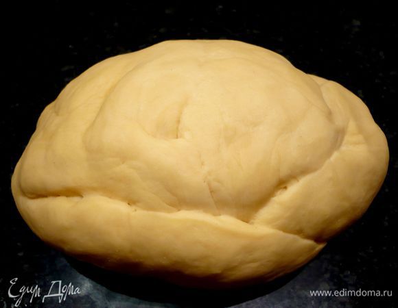 Тем временем приготовим тесто. Смешаем в комбайне муку с яйцами и солью, замесим однородное, упругое тесто, вымесим вручную до более мягкого и гладкого состояния и завернем в пленку, оставим отдыхать при комнатной температуре на 1 час. 