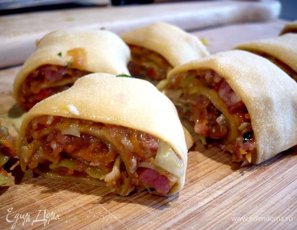 Кипятим воду, добавляем несколько листочков  лаврового листа, перец горошинами и солим. Аккуратно выкладываем наши равиоли в чуть кипящую воду, варим на маленьком огне минут 5 — 8. 