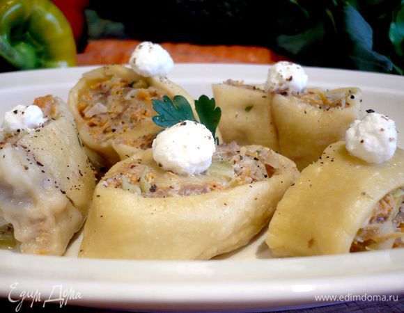 Извлекаем при помощи шумовки наши пельмешки-равиоли (минилазанью?) из воды и подаем со сметаной. Приятного аппетита! 