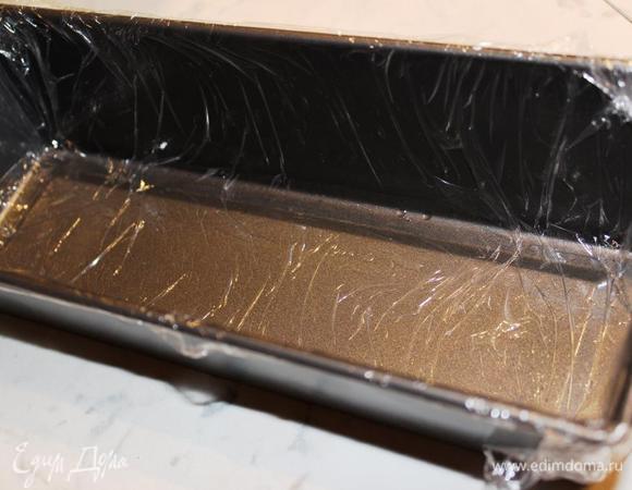 Форму смазать растительным маслом и застелить пищевой пленкой.