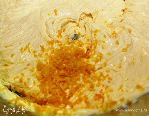 Добавить Маскарпоне…снова взбить, натереть цедру лимона и влить ликер…все тщательно перемешать. Основа готова.