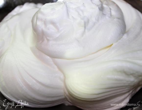 Белки взбить с остатком сахарного песка 50 г до устойчивых пик.