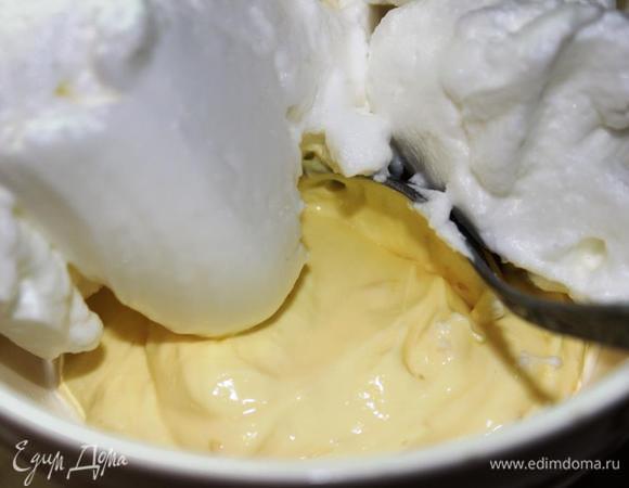 Яично-сырную основу разделить на 4 части. В одну часть добавить зефирки, перемешать…добавить ¼ часть белков и снова осторожно перемешать, чтобы масса оставалась пышной.