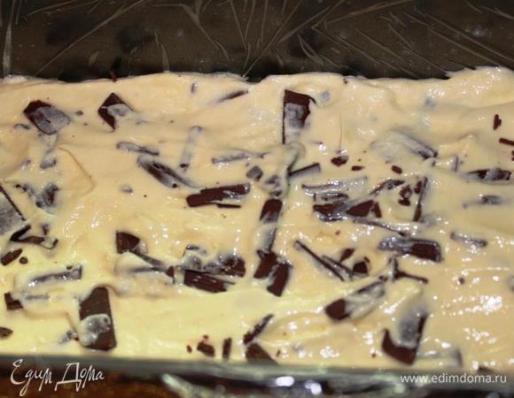 Вторую часть яично-сырной основы смешать с шоколадом, добавить ¼ часть белков и снова осторожно перемешать. Выложить в форму второй слой, присыпать шоколадом.