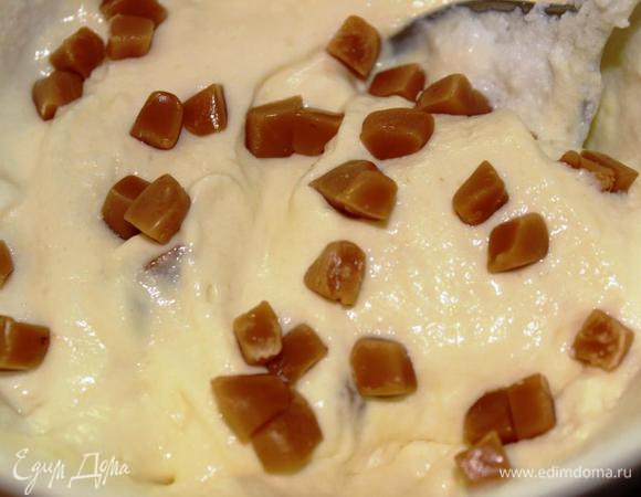 Третью часть яично-сырной основы смешать с ирисом и аккуратно ввести ¼ часть белков.