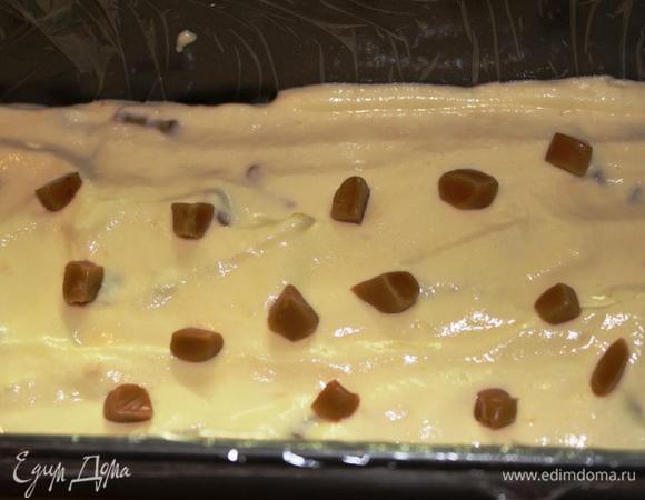 Выложить третий слой в форму, ириски распределить равномерно.