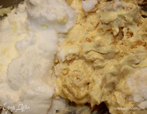 Оставшуюся часть основы соединить с печеньем и белками.