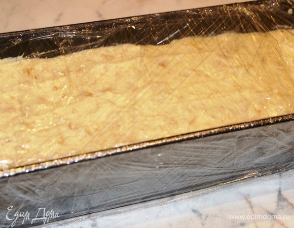 Обернуть форму пищевой пленкой и поставить в морозильную камеру на 4 часа.