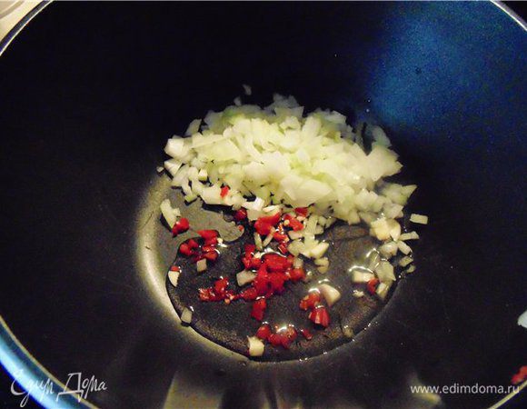 Мелко рубим, чеснок, лук и перец чили. Обжариваем на растительном масле до мягкости.