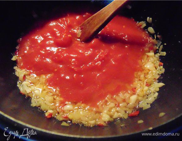 Добавляем томаты из банки. Можно использовать свежие помидоры, предварительно сняв с них кожу, но мне кажется проще воспользоваться консервированными. Готовим на среднем огне минут 5.