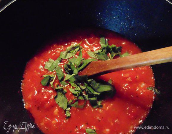 Добавляем соль, сахар и перец по вкусу, а так же нарезанный базилик...готовим еще 2-3 минуты.