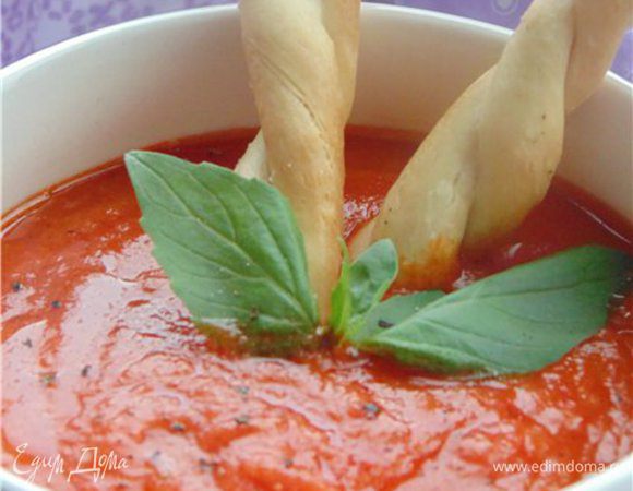 Взбиваем блендером или протираем через сито. Подаем к столу с листиками базилика и сухариками. я сухарики заменила на гриссини. Так же не забываем сбрызнуть суп перед подачей оливковым маслом.