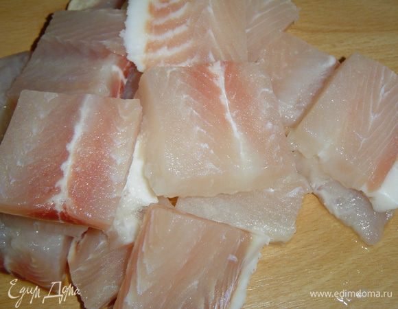 Рыбное филе вымыть, обсушить и нарезать небольшими кусочками.