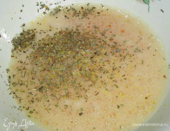 Яйцо взбить, добавить соль, смесь перцев и итальянские травы, перемешать.
Пармезан натереть на мелкой терке.
Разогреть сковороду с оливковым маслом. 