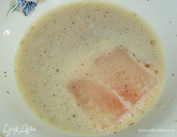 Подготовленные кусочки рыбного филе окунуть во взбитое яйцо,