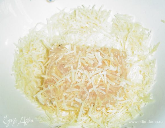  а затем обвалять в измельченном пармезане.