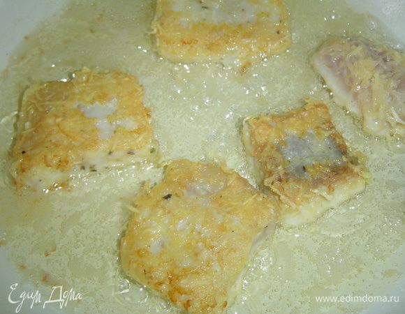 Жарить рыбу на среднем огне с двух сторон до золотистого цвета, а затем выложить на бумажное полотенце, чтобы убрать излишек масла.