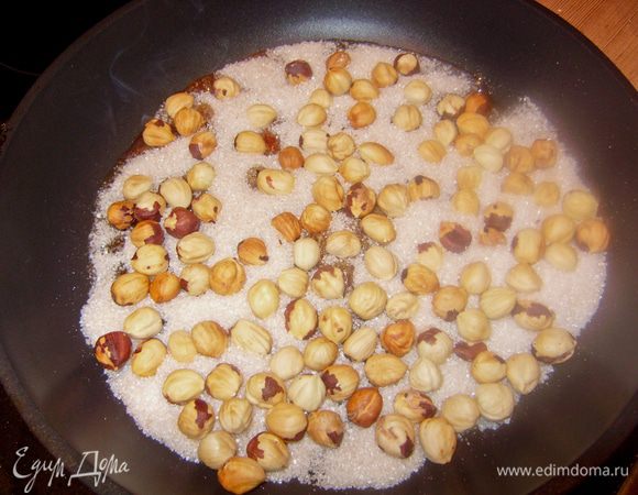 Сделать пралине. Для этого смешать сахар, корицу и орехи на сковороде. На слабом огне довести до расплавления сахара, перемешать, чтобы орехи покрылись сахарной корочкой. 