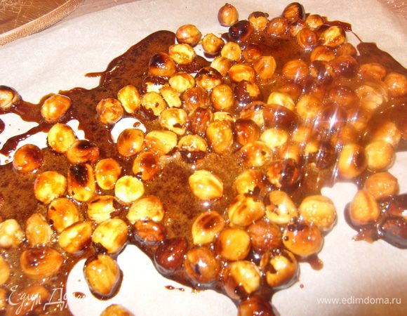 Вылить жидкую массу ровным слоем на пергамент. Дать остыть (примерно 10 минут). 