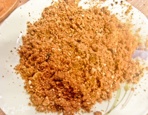 Измельчить сахарно-ореховую массу в блендере или мясорубке в крошку. 