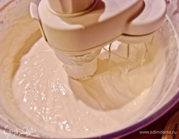 Холодные сливки взбить с 1 ст.л. ложкой сахара и ванильным сахаром. 