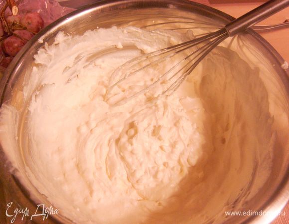 Смешать до однородной массы сливки с маскарпоне. 