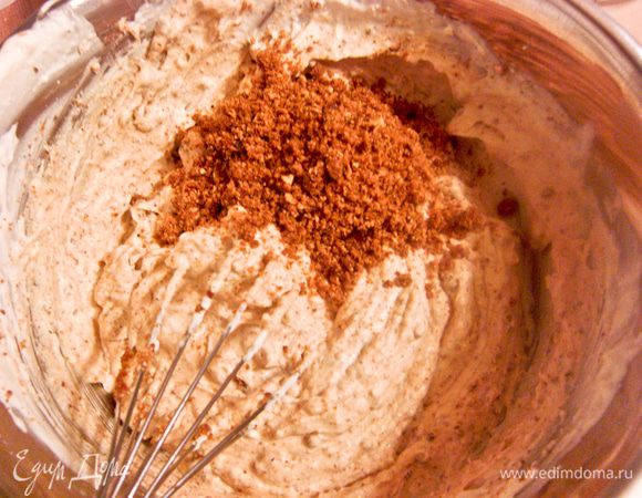 Ввести в массу пралине, добавляя частями и тщательно перемешивая. Поставить массу в холодильник. 