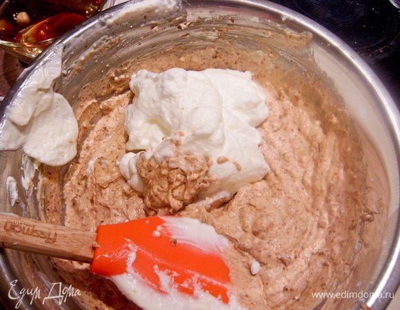 Тем временем взбить яичные белки. Аккуратно ввести их в сливочную смесь, перемешать. 