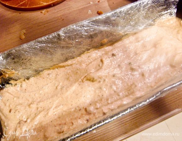 Выстелить форму для десерта пищевой пленкой. Выложить 1/3 часть сливочной массы. 