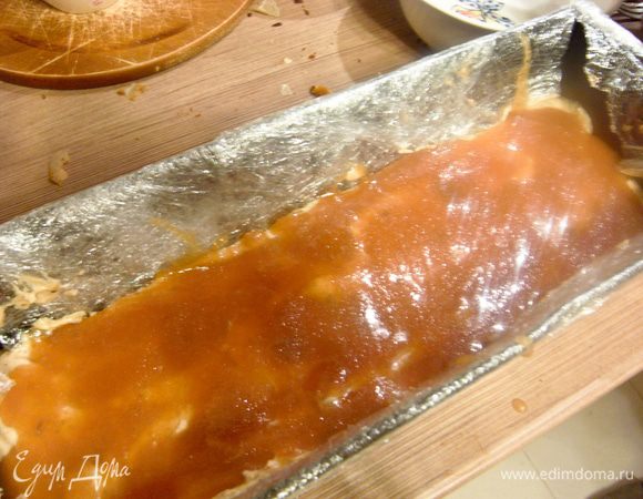 Сверху выложить половину карамели, разровнять ровным слоем. Поставить форму в морозильную камеру на 20 минут, чтобы масса схватилась. 