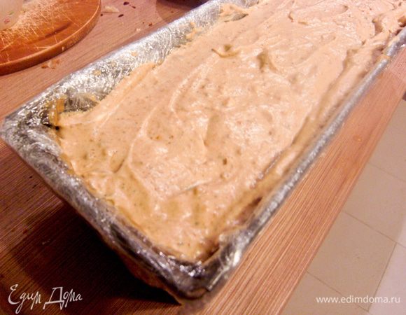 Вынуть форму, выложить аналогичным образом еще один слой сливочной массы, затем залить оставшейся карамелью. Поставить еще на 20 минут в морозильную камеру. Последним слоем будем сливочная масса. Оставить десерт в морозильной камере на ночь. 
P.S. На самом деле, карамель имеет довольно плотную структуру, поэтому между этапами, в целях экономии времени, думаю, не обязательно ставить десерт в морозильную камеру. Смешаться слои не должны. 