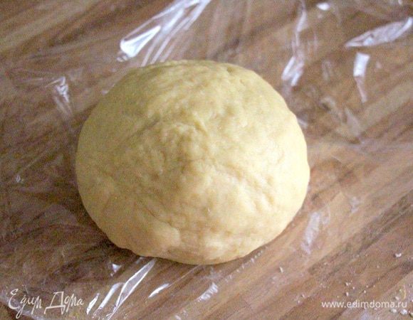 Вымешиваем, пока тесто не станет гладким и однородным. Скатываем его в шар, оборачиваем пищевой пленкой и отправляем в холодильник на 15 - 40 минут - это обязательное условие, т. к. это помогает ингредиентам лучше смешаться.