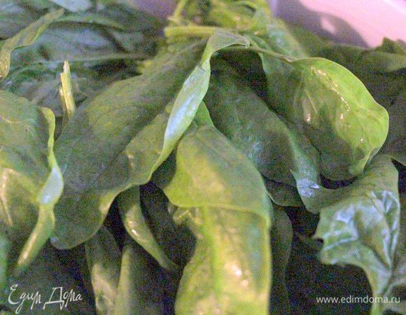 Делаем начинку. Шпинат отвариваем на пару 5 минут.