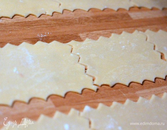 Тесто раскатываем (2 мм толщиной) и нарезаем его колесиком на прямоугольники 4 на 2 см.