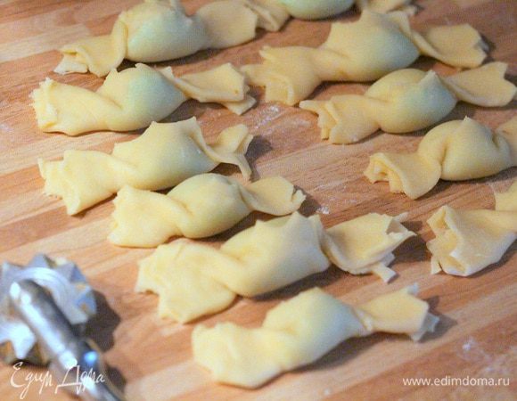 Важно: чтобы края теста лучше скреплялись при лепке карамелли, можно смазать их взбитым яйцом или просто водой.