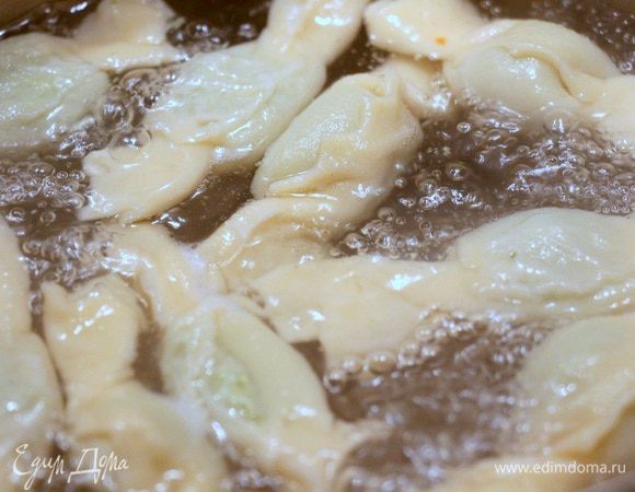 Отвариваем карамелли в кипящей, подсоленной воде.