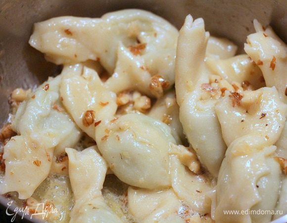 Готовые карамелли прогреваем в сотейнике с маслом и орехами.