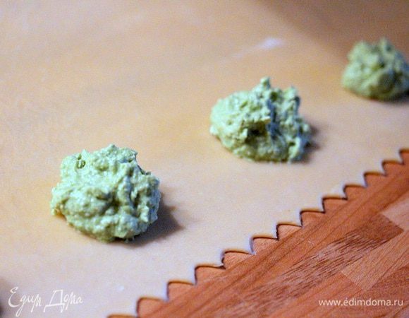 Для тортелли нарезаем раскатанное тесто на полосы приблизительно 6 см шириной. Располагаем начинку в нижней части полосы.