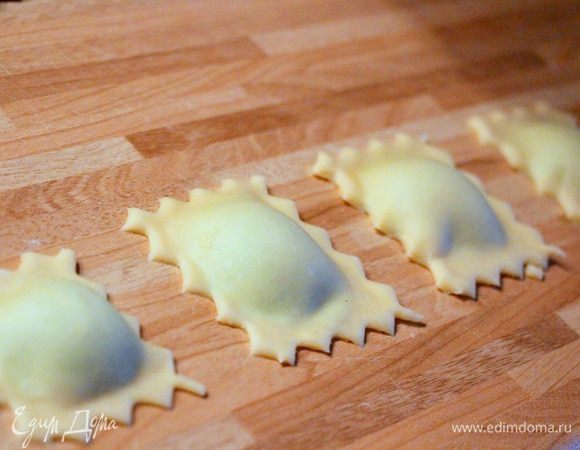 С помощью колесика вырезаем тортелли. Далее поступаем так же как и с карамелли.