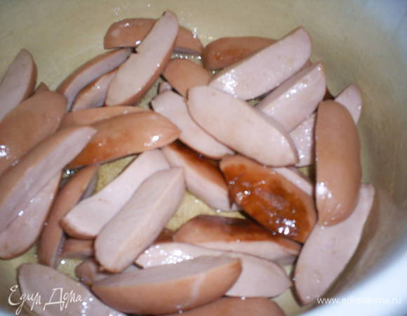 Сосиски обжарим до румяной корочки на растительном масле в кастрюле, в которой будет вариться суп.