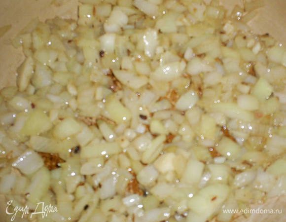 Перекладываем сосиски в тарелку, в этой же кастрюле обжариваем до золотистого цвета мелко нарезанный лук.
Чеснок мелко нарезаем, добавляем к луку, готовим еще пару минут.