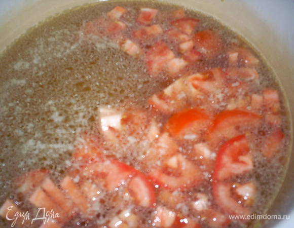 Добавляем мелко нарезанные помидоры и томатный сок. Добавляем готовый куриный бульон, доводим до кипения и уменьшаем огонь. Накрываем кастрюлю крышкой, даем покипеть на медленном огне 20 минут.