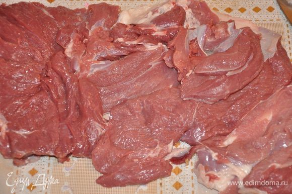 Итак, мясо. Отделить мясо от костей. (здесь придется немного повозится новичкам) Кости вы можете оставить, вам понадобится для приготовлении соуса (а можно и без, но с ними наваристее соус). После того, как отделили мясо, накрыть его пекарской бумагой и хорошенько, равномерно (чтобы после он пропекся одинаково) отбить мясо молотком с гладкой стороны.