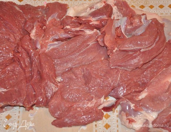 Итак, мясо. Отделить мясо от костей. (здесь придется немного повозится новичкам) Кости вы можете оставить, вам понадобится для приготовлении соуса (а можно и без, но с ними наваристее соус). После того, как отделили мясо, накрыть его пекарской бумагой и хорошенько, равномерно (чтобы после он пропекся одинаково) отбить мясо молотком с гладкой стороны.