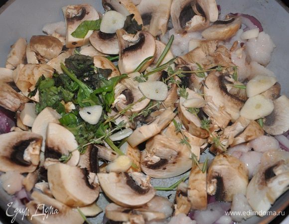 Затем обжарить кусочки жира на сковороде вместе с шампиньонами, розмарином, тимьяном и чесноком, в течении 7-10 минут и после перемолоть в блендере в пасту (дюксель).