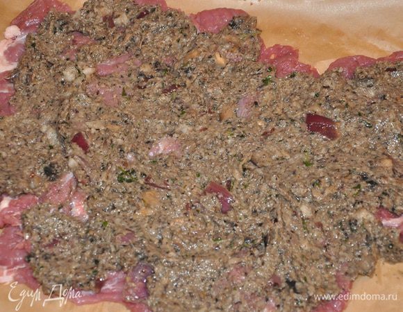 Отбитое мясо развернуть, посолить и поперчить, смазать аккуратно сверху получившейся грибной пастой. И сворачиваем его в рулет. Связываем не туго ниткой. И опять посолить и поперчить. И обжарить со всех сторон в оливковом масле на сковороде вместе с розмарином и дольками чеснока в шелухе. 