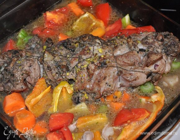 Запекаем в разогретой до 200 гр.С духовке 20 минут. Через 10-15 минут открыть и полить сверху вином и выпекать дальше. Уже вкусно! В принципе, можно рулет оставить и в таком виде, на овощной подушке, но идем дальше. 